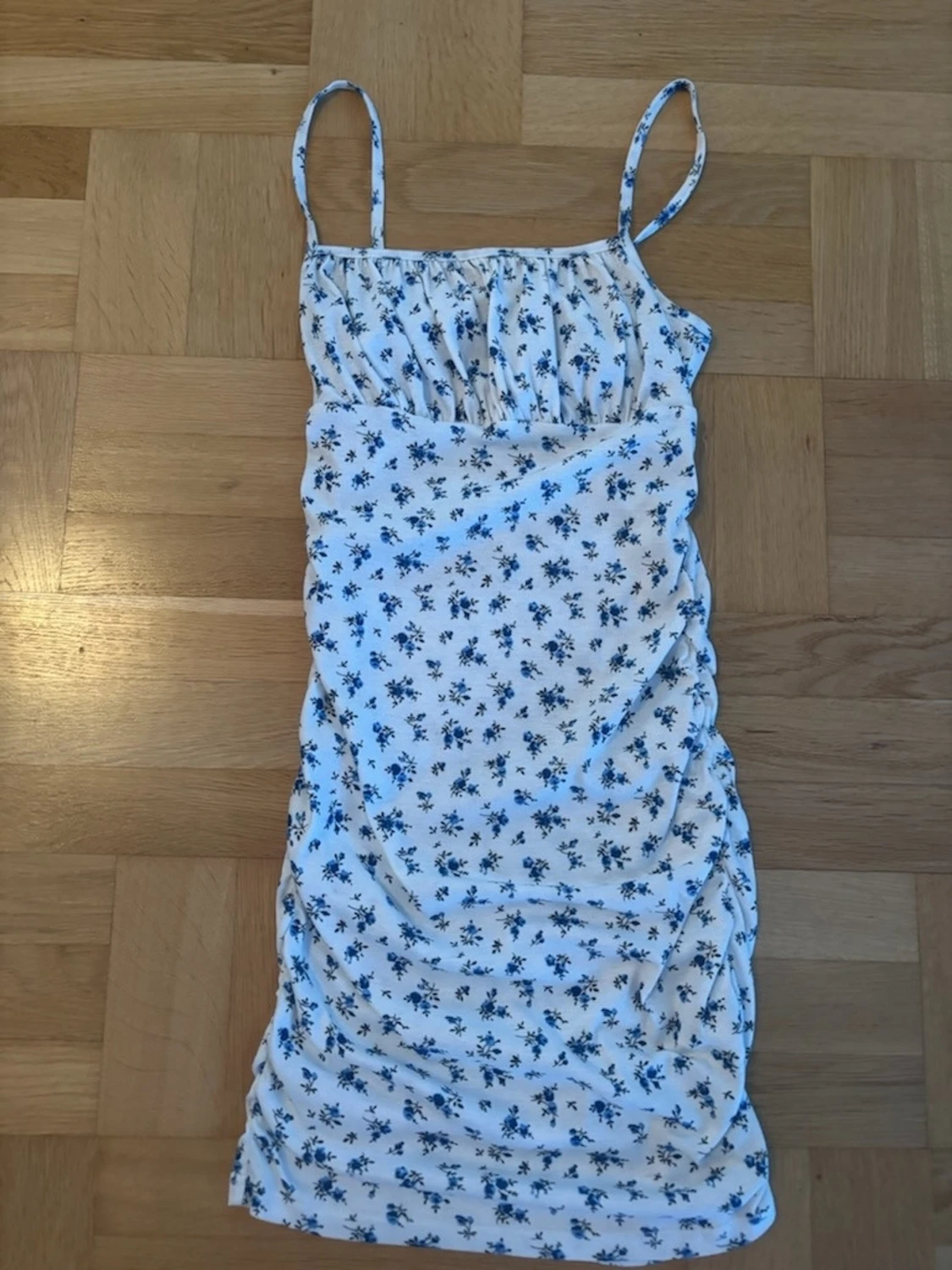 Vit blommig kortklänning med smala band