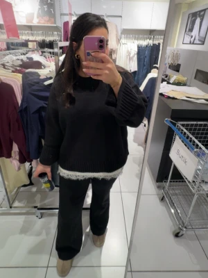 Vitt linne med spets  - Vitt linne med spets som man har under tröjor för en snygg detalj. Från Gina, storlek S. Använd en gång 