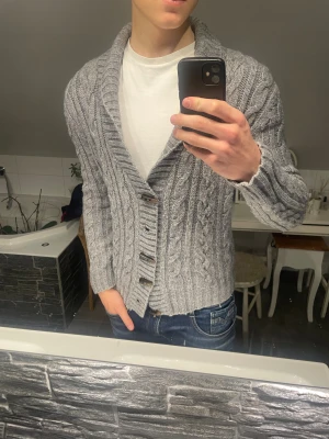 Kabelstickad kofta  - Säljer denna ruskigt feta Kabelstickad cardiganen i färgen grå!🙌🏻 || Skick: 9/10, har dock tappat en knapp (se sista bild) || Storlek:M || Pris: 349kr || Hör av er vid funderingar!