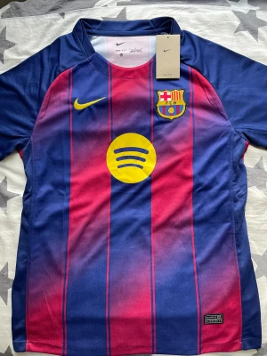 FC Barcelona - Säljer en Nike FC Barcelona fotbollströja i storlek L, hemmaställ som jag fick som födelsedagspresent för ett tag sedan utan att ha använt den, bara testat. En perfekt julklapp!