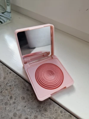 Caia Glow Blush Wild Strawberry - Fast pris. 🌸 Caia Glow Blush i färgen Wild Strawberry. Endast använd en gång. Jag kan fixa fri frakt men kontakta mig innan köp.