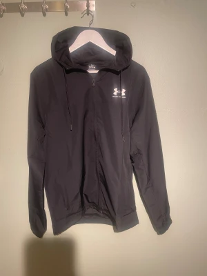 Under armour windbreaker jacket woven strl M - Helt oanvänd under armour jacka för 550kr. Storlek Medium