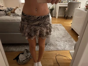 Jättesöt kjol - Kort minikjol med beige, bruna mönster. Aldrig använd 