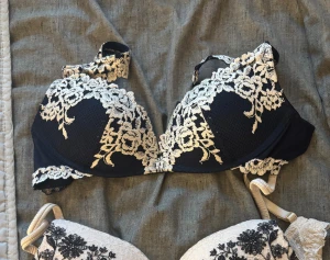 BH intimissmi push-up - Säljer min marinblå prettyflowers push up bh. Köpte för 600kr original. Aldrig använt