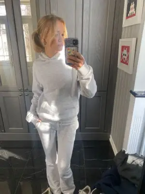 Säljer ett jätte fint mjukis sett som bara är använt några gånger. Det är från lager 157 och båda delarna är i storlek S. Perfekt i längden på mig som är 165. Skriv vid funderingar. Se mått på sista bilden. Notera att de är stretchiga i midjan så passar typ alla.