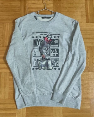 Dolce & Gabbana Tröja - Dolce & Gabbana långärmad för män. Nyskicka utan några skador/slitningar. Storlek 52/XL. Tillverkad i Italien. Hör av er vid intresse/frågor. PRIS KAN DISKUTERAS!