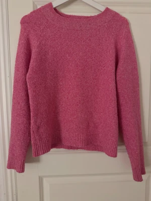 Rosa stickad tröja - Säljer en rosa stickad tröja från vero moda. Den är använd många gånger men utan tydliga tecken på användning