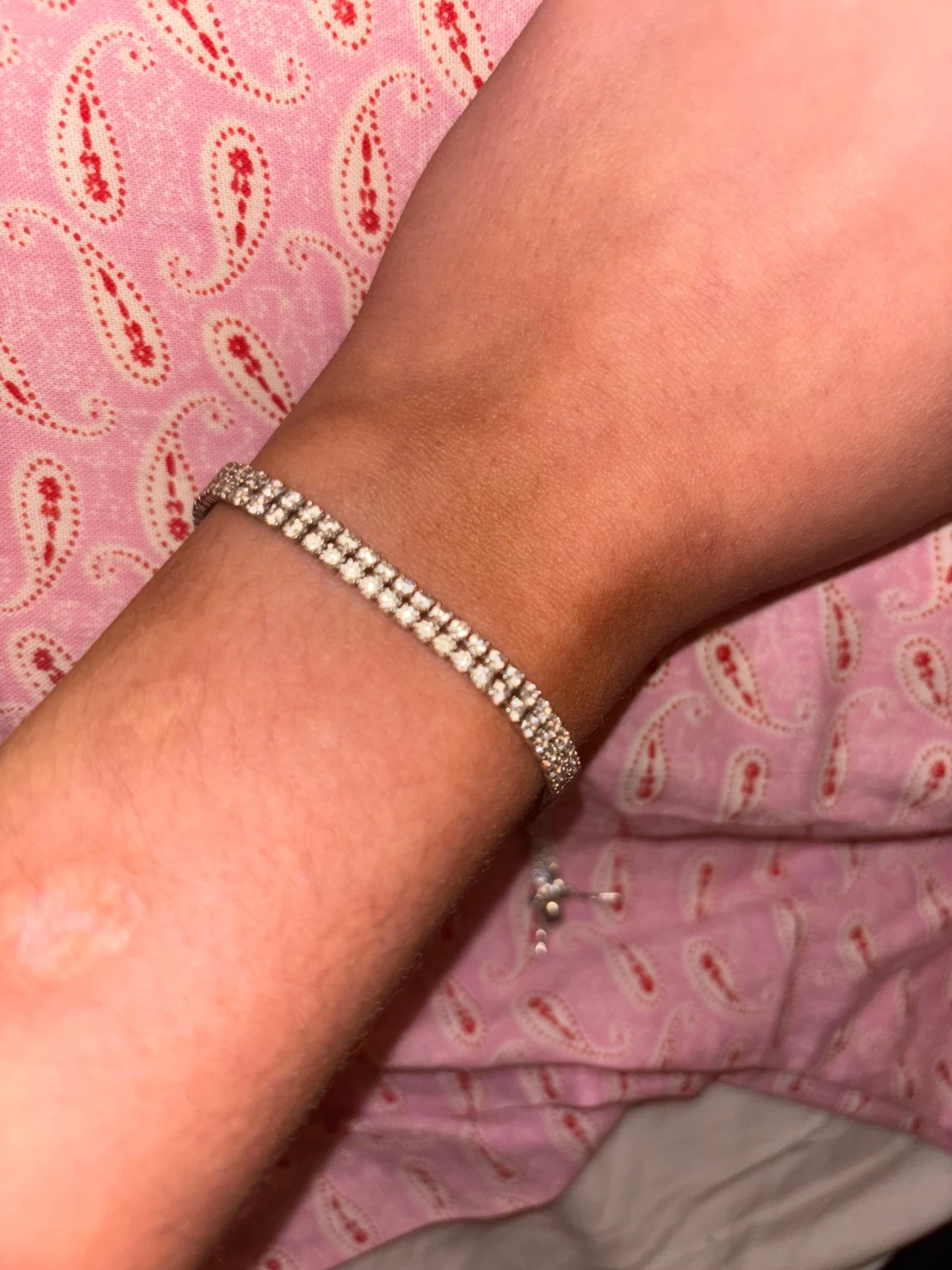 Silverfärgat strassarmband