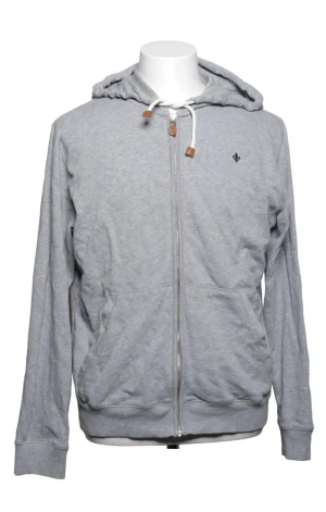 Grå zip-hoodie från Morris Company - Snygg gråmelerad hoodie från Morris Company med dragkedja, huva med vita snören och bruna detaljer. Klassisk passform, två fickor fram och diskret broderad logga på bröstet. Tillverkad i mjuk bomullsblandning för skön känsla.