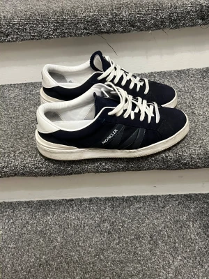 Moncler skor - Tja säljer ett par unika och stilrena moncler skor som ja inte har till användning längre, skorna kommer med orginalbox