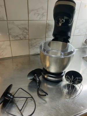 Köksmaskin - Silver Crest i mycket bra skick  - Säljs pga köp av en ny.                                                  Märke : Silver Crest                                                       Hastighetsinställningar: 8                                                                         Power: 600W                                                                                     Bunke:  5L rostfri                                                                  Kommer med En sänkskydd (plast),  Degkrok, Ballongvisp och  Blandare 