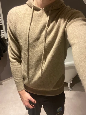 Brun hoodie i 100% cashmere - Säljer en brun tröja i 100% cashmere. Tröjan är de skönaste jag har haft på mig och passformen är helt sjukt bra. Modellen är 183 och väger ca 73 kg