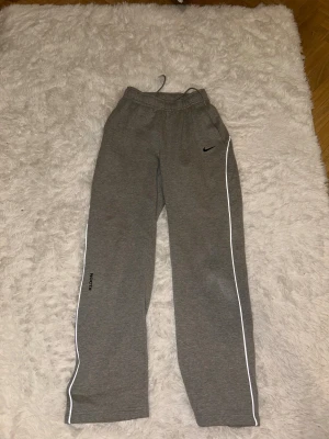 Nike NOCTA grå mjukisbyxor XS - Byxorna är i nyskick, använts 4 gånger.
