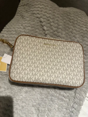 Michael kors väska  - En väska jag aldrig använt, finns kvitto och prislapp på🌸skriv om ni undrar något eller vill ha kvitto bevis 
