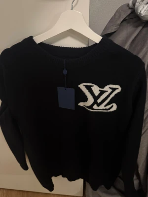 Tröja - Svart snygg tröja som är spritt ny. Tagg finns kvar, hyfsat liten i storlek men borde passa någon som är runt 175-180. 