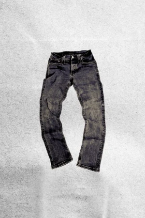 Nudie jeans - Mörkgråa/svarta nudie jeans storlek W33 L34. Hör gärna av dig vid frågor eller funderingar. Modell: grim Tim