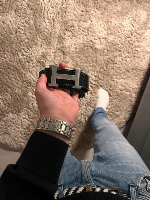 Stilrent svart bälte med trendigt utseende 105 cm - Säljer mitt svart bälte med vita sydda söner som design (KP för mer information) storlek 105 cm