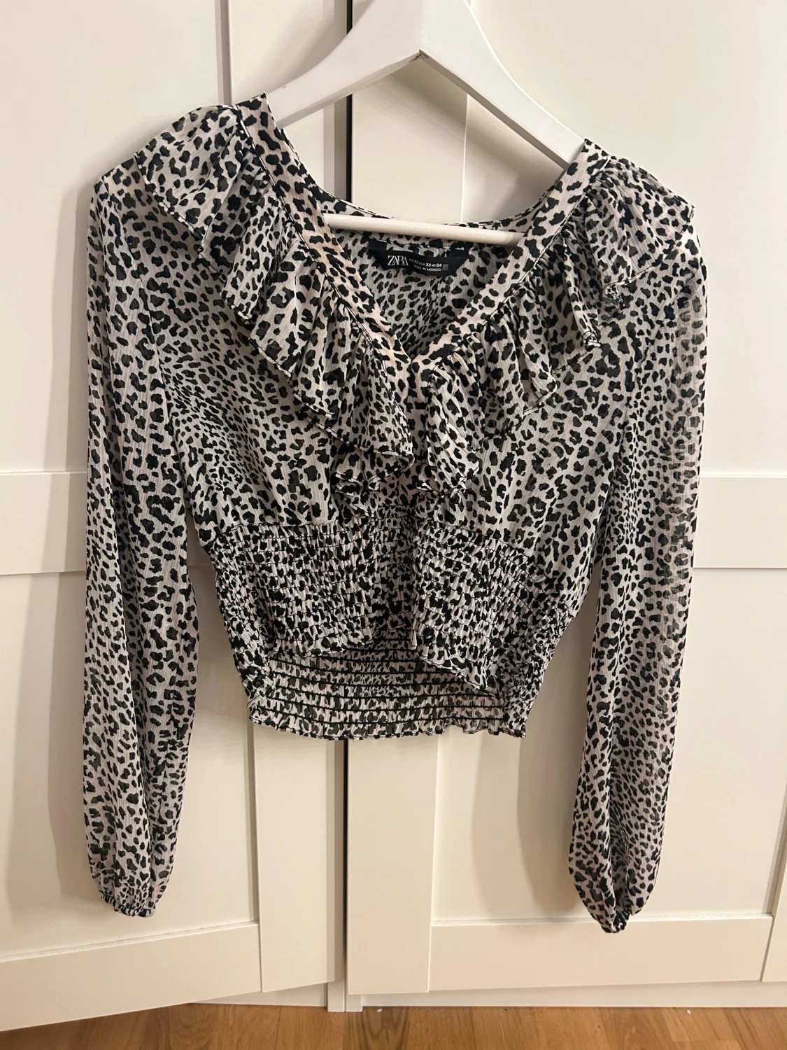 Leopardmönstrad blus från Zara XS