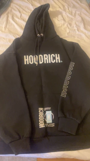 Svart set från hoodrich - En svart snygg hoodie samt byxor från hoodrich. Varken tröjan eller byxorna är använda och har inga hål eller fläckar på sig. Byxorna är i st M och tröjan är S. Kan även köpa antingen byxorna för sig eller bara tröjan för sig.