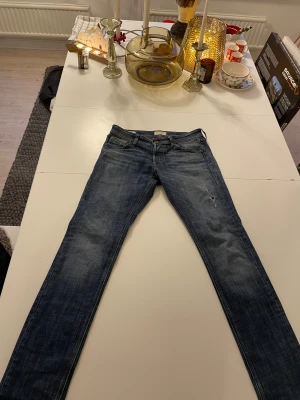 Jack&jones jeans - Säljer ett par feta Jack&jones jeans i modellen slim Glenn de är 29/34 men längden är typ 32 