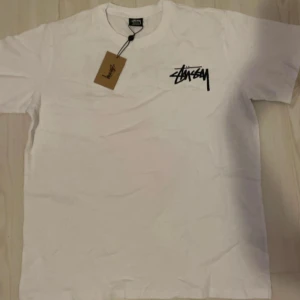 Vit Stüssy t-shirt med tärningsmotiv - Pris kan diskuteras 