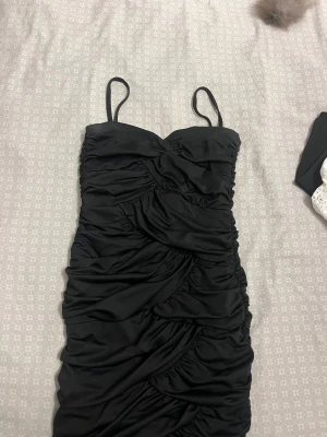 Svart klänning  - Fin klänning använd 1 gång 