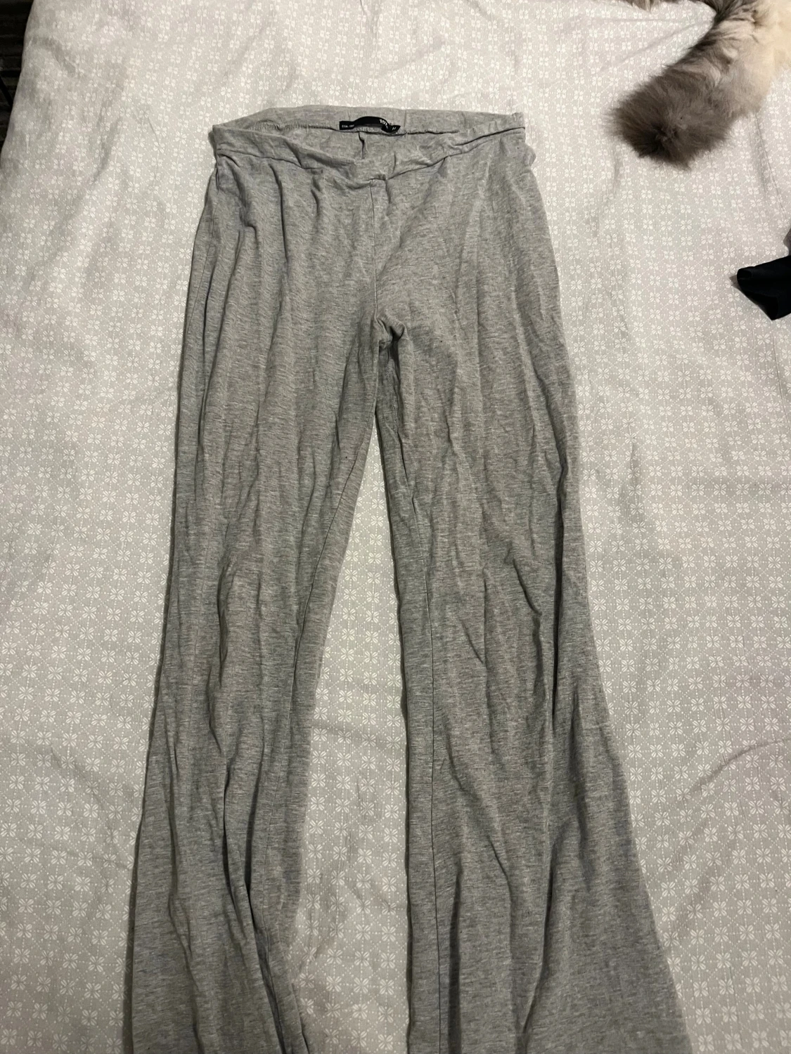 Grå utsvängda byxor 