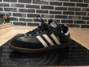  Adidas samba st 42 - Riktigt snygga Adidas sambas är i bra skick men har använt den typ fyra gånger och de gnisslar pytteliten när man går i dem. Vet inte om det är för att de är nya. skriv till mig om ni har nån funderingar på något eller vill ha mer bilder.