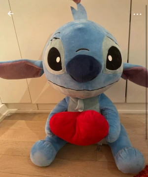 Stitch gosedjur - Jättefint stitchgosedjur, perfekt till julklapp! Nypris 700kr❤️