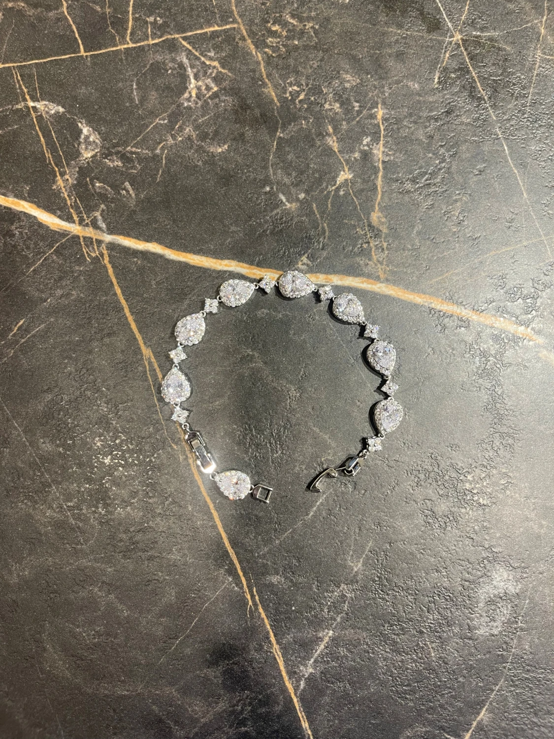 Glittrigt armband med droppformade stenar