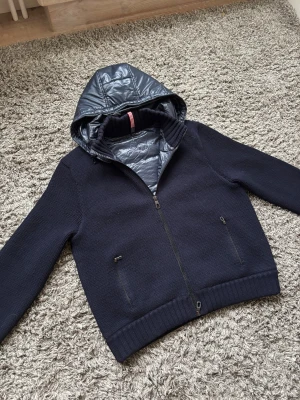 Ralph lauren stickad glossy cardigan - Säljer denna sällsynta stickad Ralph lauren glossy cardiganen!⭐️Skick : 9,5/10!🤝Storlek L passar L!👍Material : 100% merinoull på armarna / nypriset ligger på 5000kr!⭐️Hör gärna av er om ni har funderingar!👍