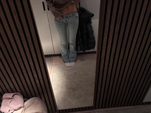 Jättesnygga jeans - Midjemått tvärsöver: 37cm +stretch Midjehöjd: 18cm Inerbens längd: 78cm. De är något nötta längst ner men verkligen inget man tänker på❤️Så fina detaljer där bak