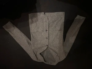 Grå jacka från MNG slim fit - Stilren grå jacka från MNG i slim fit-modell. Jackan har klassisk krage, tre knappar framtill och två bröstfickor. Materialet är mjukt och känns som ull, perfekt för dig som gillar en clean och modern look. Nypris 1900kr, aldrig andvänd gillade inte passformen på mig