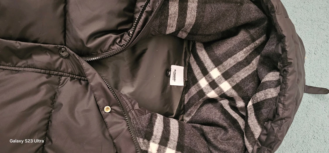 Svart Burberry pufferjacka med huva - 1