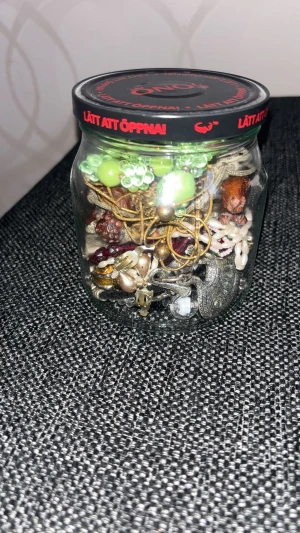 Mystery jewelry jar - En glasburk fylld med olika smycken och accessoarer, passar både silver och guldmänniskor