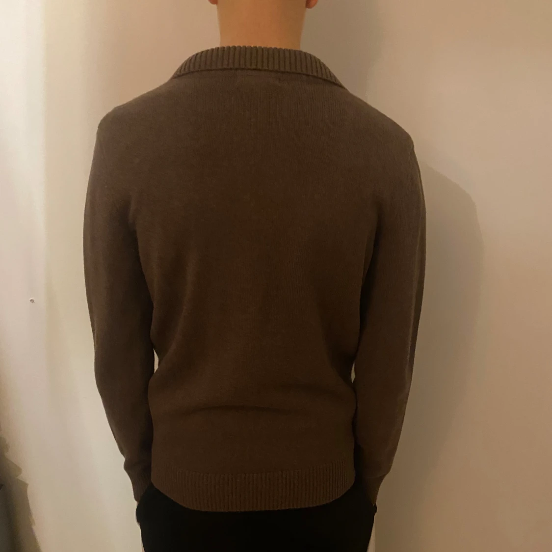 En brun stickad kofta  - 2