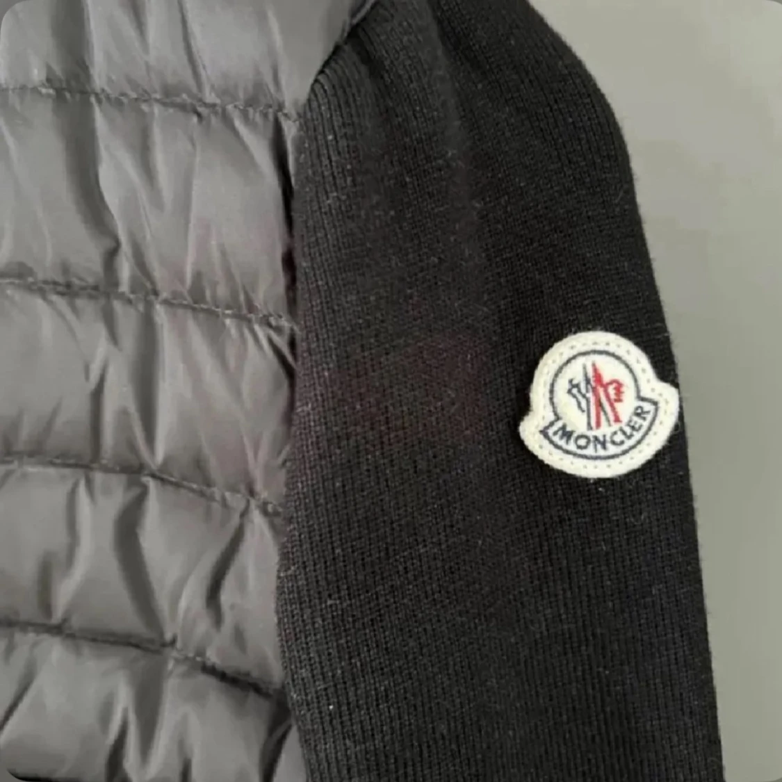 Svart Moncler pufferjacka med stickade ärmar - 2