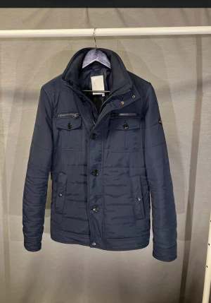 J lindeberg field jacket fodrad - Säljer nu den fetaste vinterjackan! Fodrad j Lindeberg field jacka! Size S. Modellen är 179. Endast en liten defekt men märks knappt. Hör av dig vid minsta fundering 🤩fraktar samma dag som köp!😀