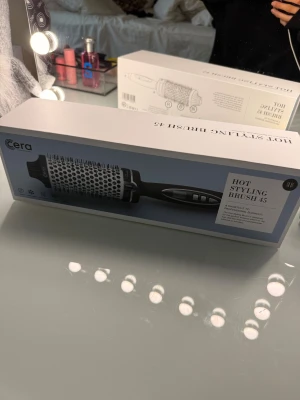 Cera Hot Styling Brush 45 - Cera Hot Styling Brush 45 med keramisk och turmalinbeläggning, ION-teknologi och justerbar temperatur 130-230°C. Automatisk avstängning efter 1 timme och 2,5 meter roterande sladd. Produkten är i nyskick och levereras i originalförpackning. Pris kan diskuteras vid intresse