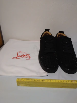 Christian Louboutin - Snygga svarta med alla nitar kvar.Bra skick