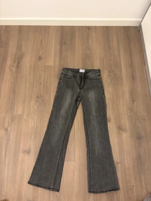 Svart/gråa jeans - Ett par svart/gråa jeans som är i bra skick. Dom är använda max 5 gånger.