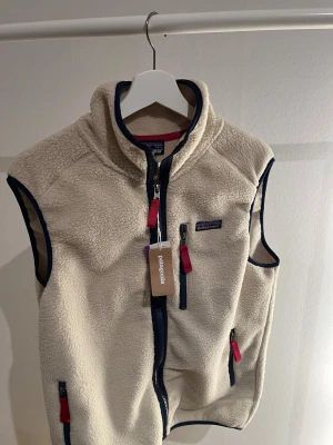 Patagonia väst beige  - Nästan helt ny Patagonia väst i stl M. Skick 9/10. Vid snabb affär kan priset sjuka. Vid frågor är det bara att skriva.