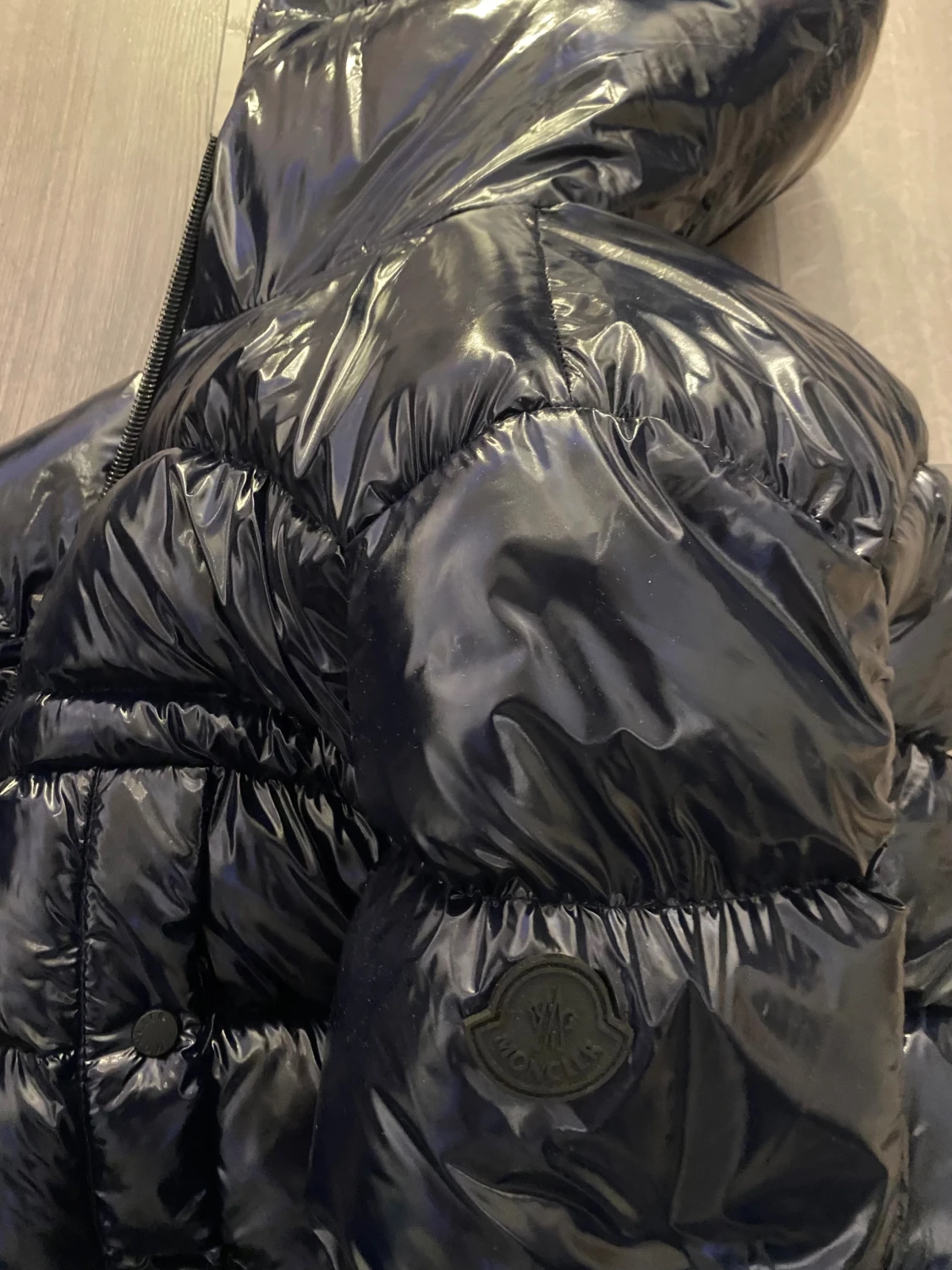 Svart Moncler vinterjacka med huva (M storlek) - 1