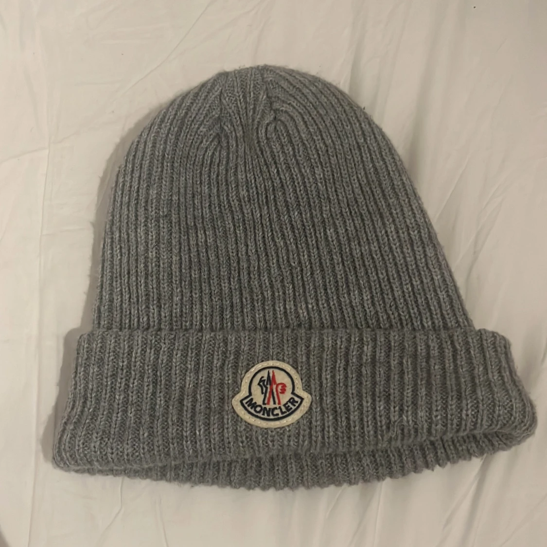 Grå ribbstickad mössa från Moncler