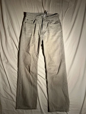 Weekday / Voyage High straight jeans - Säljer denna Weekday jeans i storlek W26/L28 befinner sig i mycket bra skick. Dock små fläck-prickar på baksidan som knappt märks (se sista bilden) Kontakta gärna för fler frågor!