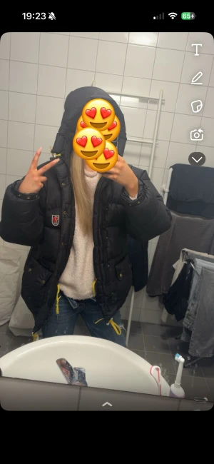 Fjällräven jacka - Säljer min fjällräven jacka som jag köpte på Vinted då jag skaffat en ny, hon jag köpte av lagade den ovanför ficka men det märks absolut INTE och inget man tänker på, annars i bra skick 🥰xxxs men passar mig som använder S