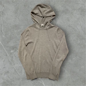 Grå merinoull hoodie - Säljer denna gråa merinoull hoodien från Ahlquist clothing i xs och som är i väldigt fint skick. Tröjan är i 100% merinoull och passar perfekt både för kyligare och varmare dagar❄️. Nypris 1000+. Hör av dig vid minsta fundering//alex closet✨