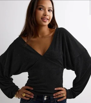 nelly topp - så fin svart långärmad topp från nelly som inte kommer till användning❤️i nyskick