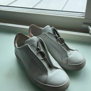 Axel Arigato skor - Säljer nu min flickväns arigatos då dom har blivit försmå för henne. Dom är i gott skick och har väldigt mycke kvar o ge. Hör av er vid minsta fråga eller fundering. Pris inte hugget i sten vid snabb affär. 