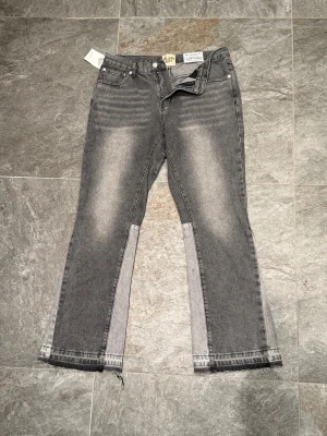 Gallery Dept Flared Jeans - Hej! Säljer nu mina sprillans nya gallery dept flared jeans. As snygga jeans som passar alla möjliga outfits. Säljs då dem inte kommer till användning. Hör av er vid fler frågor 